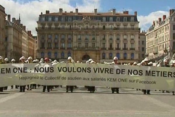 Marche silencieuse à Lyon en soutien aux salariés de Kem One