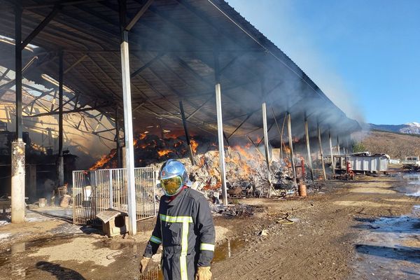 18/12/2021.  200 animaux sont morts dans l'incendie d'un bâtiment agricole dans les Hautes-Alpes.