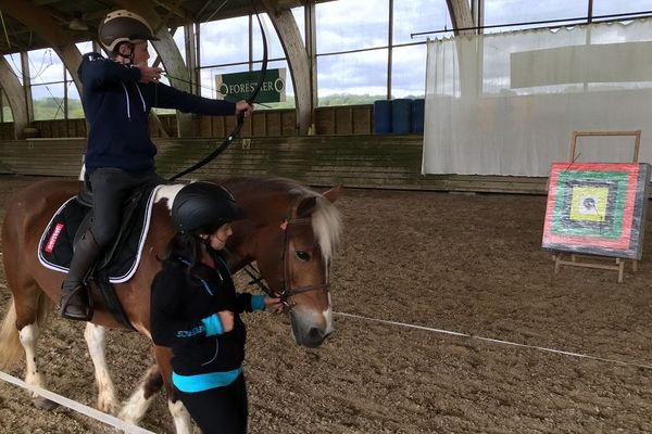 Un stage d'initiation au tir à cheval à Maurs dans le Cantal pendant les vacances de printemps.