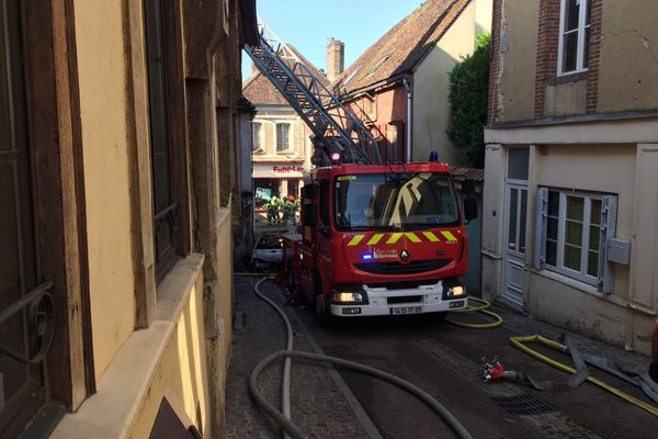 Depuis 4h30, les sapeurs-pompiers maîtrise un incendie survenu rue Neuve à Toucy (Yonne). 