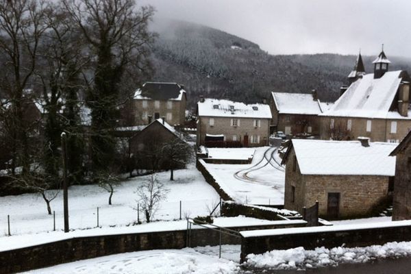 le bourg de Chaumeil (Corrèze) sous la neige, mercredi 6 février 2012