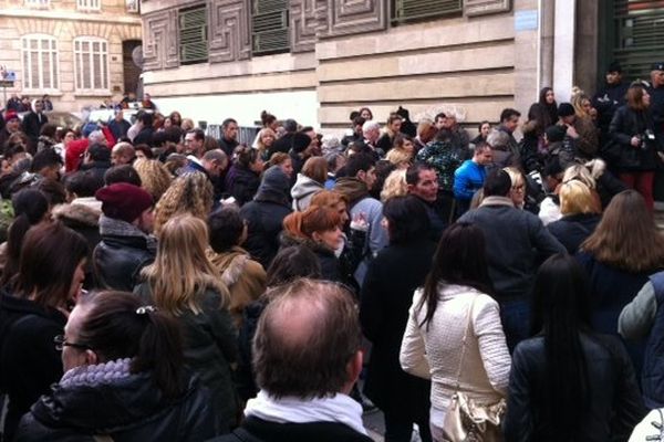 Beaucoup de monde à l'entrée du tribunal