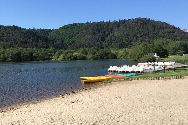 La plage du Lac Chambon dans le Puy-de-Dôme arbore en 2020 le label Pavillon Bleu.