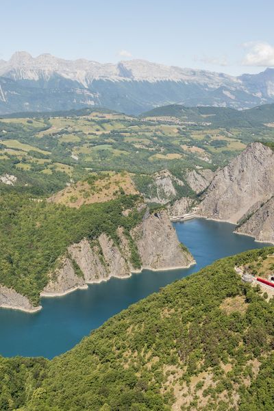 Le Petit train de la Mure, chemin de fer touristique en Isère, pour un voyage entre lacs et montagnes au pied des Alpes.