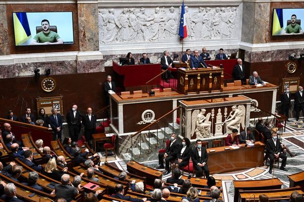 Le président ukrainien Volodymyr Zelensky s'est exprimé devant l'Assemblée Nationale et le Sénat en visioconférence, ce mercredi 23 mars.