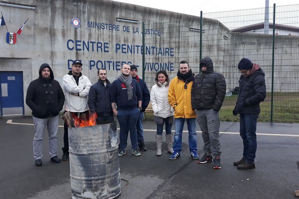 Les personnels du centre pénitentiare de Vivonne dans la Vienne devant l'établissement.