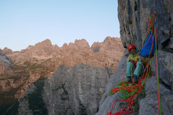 Elodie Le Comte, 45 ans, est l'une des rares femmes à exercer le métier de guide de haute montagne en France