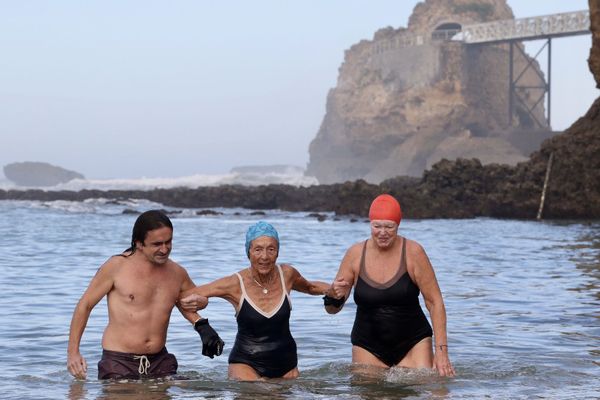 Bain du lundi 2 novembre à Biarritz avant la mise en application de l'interdiction de la baignade durant le confinement.