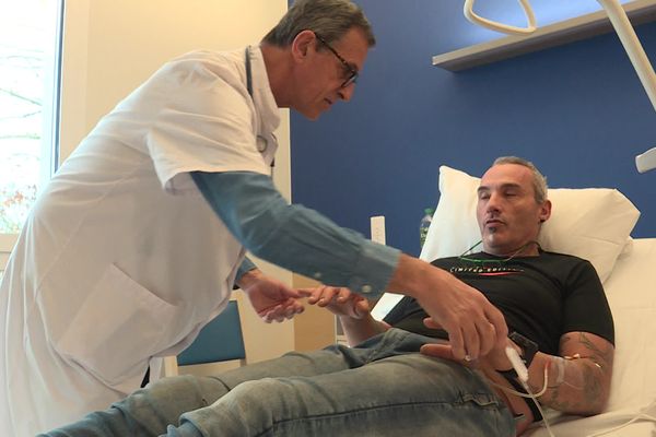 Le Dr Francis Gaches et un patient au sein du centre de compétence en maladies lysosomales, près de Toulouse.