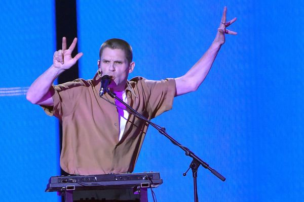 Le chanteur Hervé, révélation masculine de l'année aux Victoires de la musique 2021, de retour sur scène au festival Grandes marées dans la Manche.