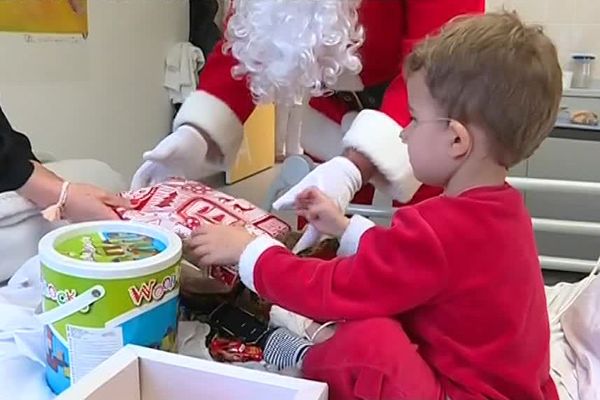 Au centre hospitalier des Hauts-Clos à Troyes, les enfants hospitalisés ont aussi reçu la visite du Père Noël.