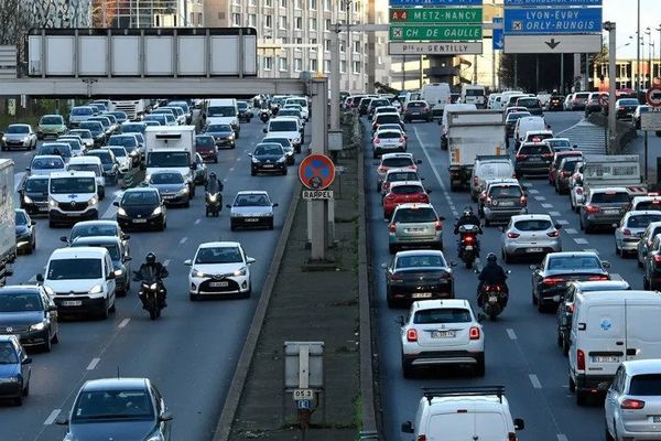 Automobilistes sur le périphérique parisien, le 20 décembre 2020. (BERTRAND GUAY / AFP)
