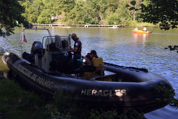 La brigade fluviale de la Préfecture de police sonde l'Erdre