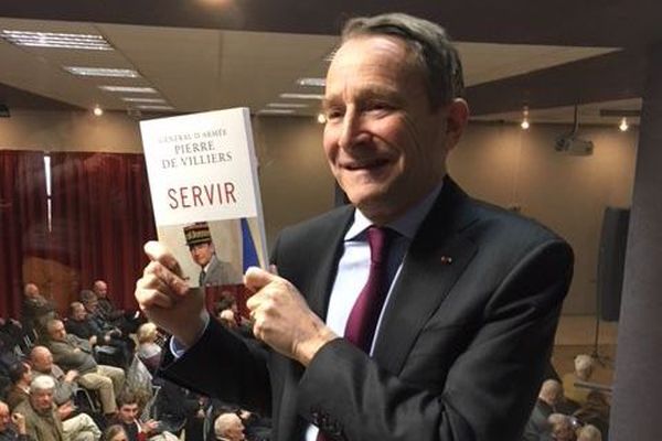 Le général Pierre De Villiers présente son livre "Servir"