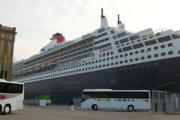 Le paquebot Queen Mary 2 à Cherbourg, dimanche 7 septembre 2014