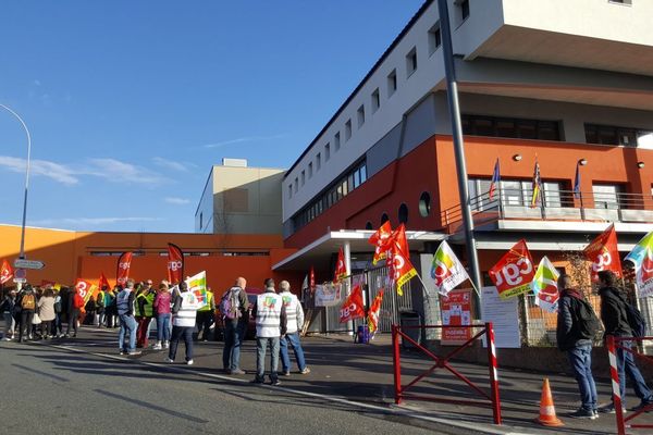 Des agents de la Région Bourgogne-Franche-Comté ont manifesté devant le lycée Léon Blum au Creusot mardi 6 novembre 2018. Ils protestent contre leur nouveau statut depuis la fusion des régions.