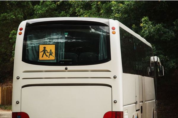 Le car scolaire est entré en collision avec une voiture. (image d'illustration)