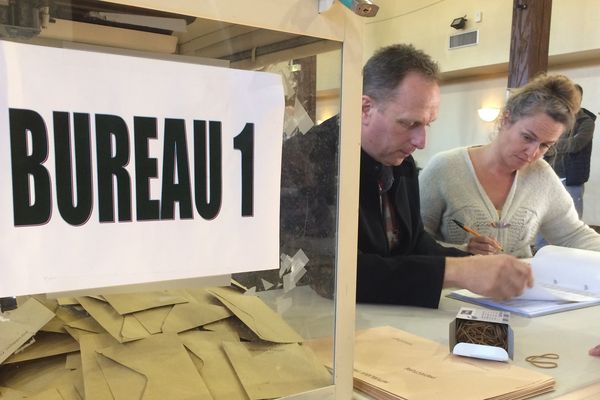 Dans un bureau de vote, à Mormant, en Seine-et-Marne.