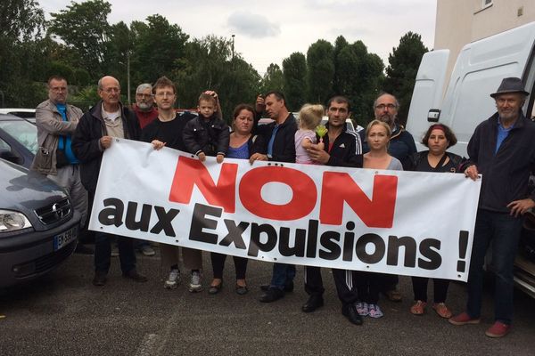 Une partie des familles et du comité de soutien, à Saint-Aubin-lès-Elbeuf.