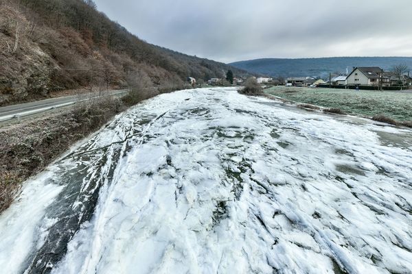 La rivière Semoy, sur la commune des Hautes-Rivières (Ardennes), ce vendredi 16 décembre 2022.