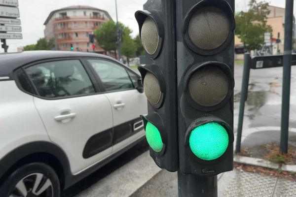 Un feu trop court exaspère les automobilistes dans le quartier des Arènes à Toulouse