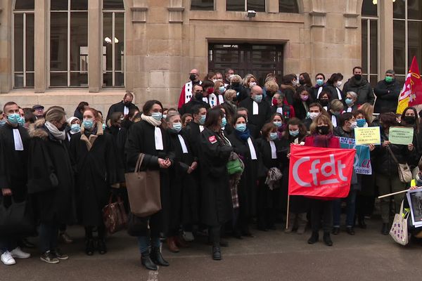 Les magistrats, avocats, greffiers et personnels de justice devant la Cour d'Appel de Dijon ce mercredi 15 décembre