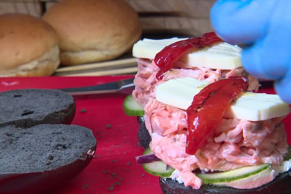 Ce burger, c'est le Viking, celui qui pourrait concourir en mars prochain. Le pain est fait à base d'encre de sèche.