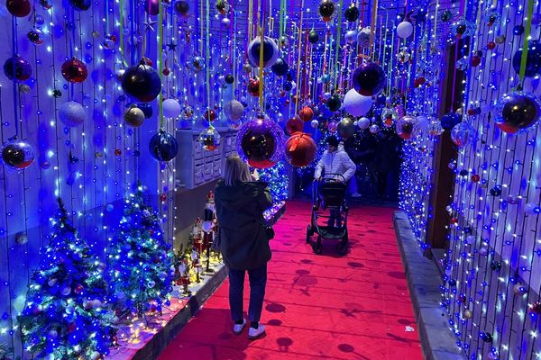 Tapis rouge, boules blanches et bleues, les décorations de Max Vellard acueillent les visiteurs dès l'entrée de l'immeuble.