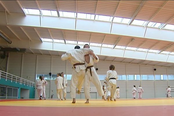 Les judokas continuent de s'entraîner mais les dirigeants craignent de devoir mettre la clé sous la porte faute de financement suffisant. 