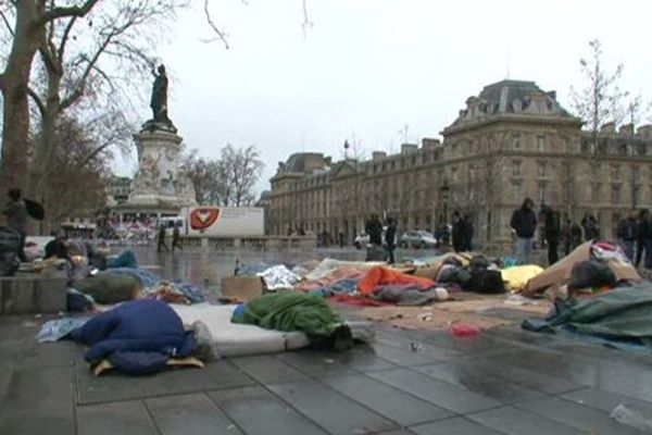 Des migrants d’origine afghane sont installés sur la place de la république, le 28 décembre 2015.