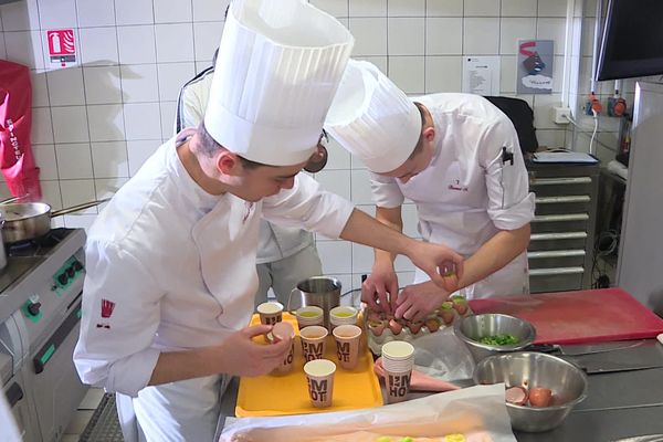 6 candidats doivent préparer 14 assiettes identiques