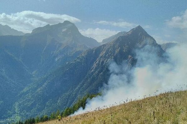 Feu de végétation aux Deux Alpes