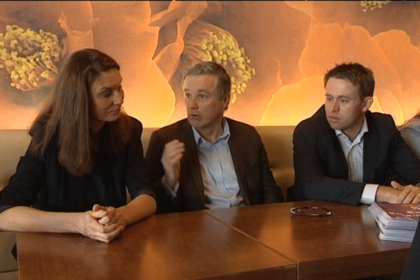 Nicolas Dupont-Aignan, entouré de Nicolas Calbrix et Anne Boissel, candidats aux régionales en Normandie pour "Debout la France"