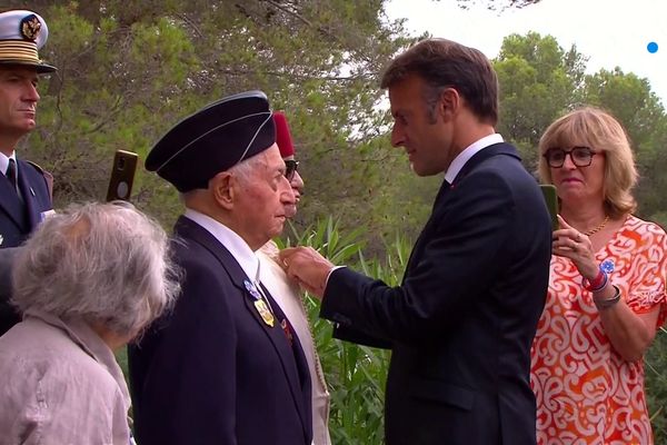 Emmanuel Macron remet la Légion d'honneur à trois personnes.