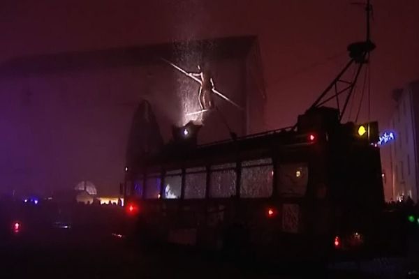 Cluny a célébré la Fête des Lumières, avec des déambulations, mais aussi un spectacle de funambules (compagnie Underclouds, "Funambus")