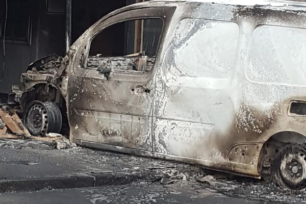 Un véhicule incendié devant la médecine du travail à Malakoff, le 5 juillet 2018