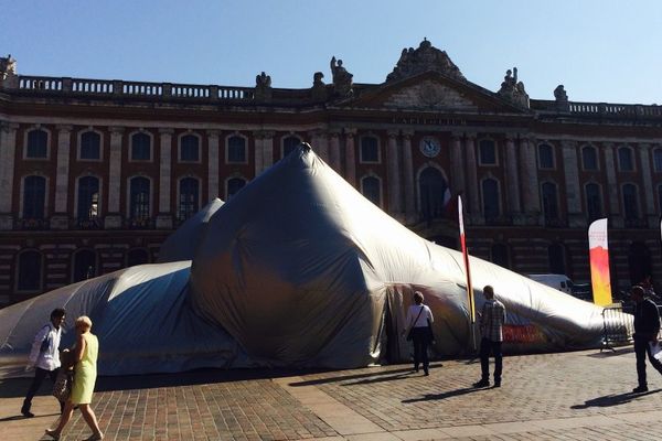 Une structure gonflable pour dédramatiser le cancer du sein sur la place du Capitole à Toulouse