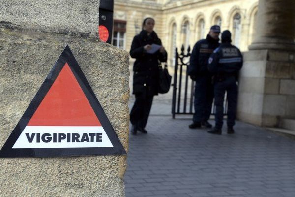 Un nouveau logo a été apposé devant l'entrée de la mairie de Bordeaux.