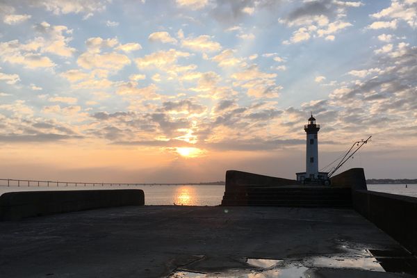 Lever de soleil sur l'estuaire de la Loire et le Vieux Môle à Saint Nazaire