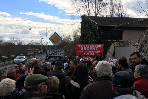 A Cournon-d'Auvergne, près de Clermont-Ferrand, une nouvelle journée de manifestation a eu lieu en faveur du projet de contournement sud-est pour fluidifier le trafic routier.