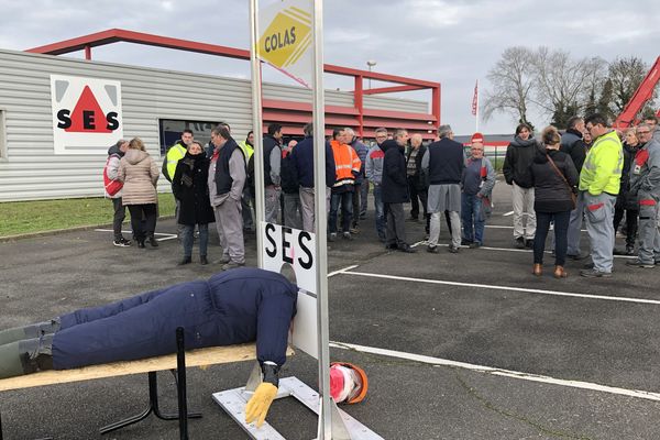 Une mobilisation des salariés de l'entreprise SES a eu lieu sur le parking en réponse à la fermeture du site en 2020