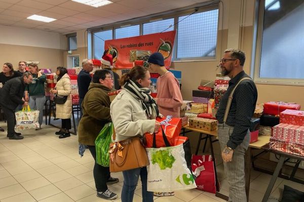 Plus de 80 personnes se sont rassemblées au collège Sainte Ide de Lens pour profiter d'un goûter de Noël.