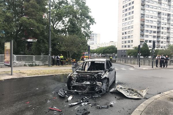 L'accident a eu lieu vers 8h30 dimanche 23 juillet 2023. Selon les premières informations recueillies, le conducteur de la voiture aurait grillé un feu rouge avant de percuter violemment un camion.