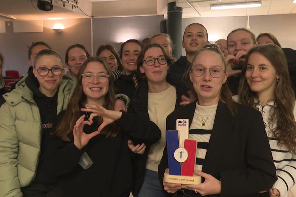 Les joueuses du SMC, avec leur trophée de championne de France de football UNSS, dans le lycée Rostand de Caen.