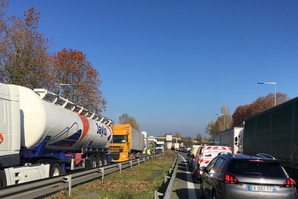 Une fil de voitures et de camions bloqués sur la route nationale 10 ce lundi 19 novembre. Les routiers n'ont pas appelé à rejoindre le mouvement des gilets jaunes