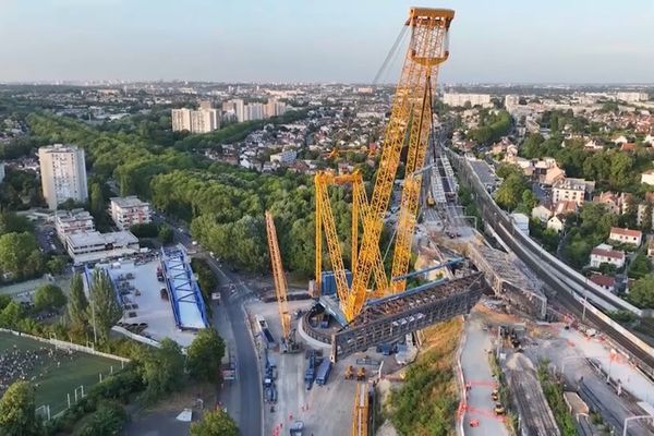 L'une des plus grandes grues du monde installée en Île-de-France