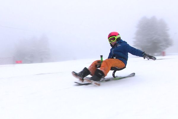 Le snooc  mélange ski et luge, pour créer un sport d'hiver hybride, modulable et accessibles à toutes et tous.