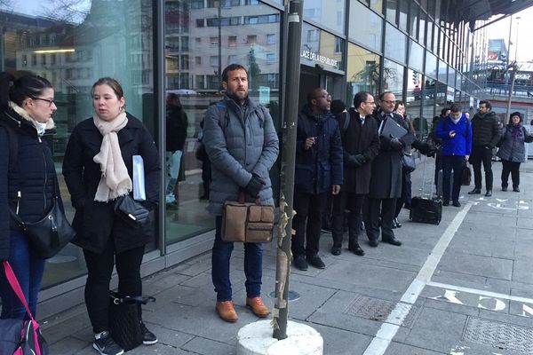 File de clients pour les taxis en gare de Nancy, lundi 5 février 2018, suite au droit de retrait des chauffeurs du réseau Stan après l'agression de l'un d'entre-eux.