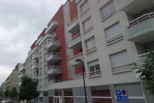 L'homme d'une cinquantaine d'années a pris position en haut de cet immeuble à la façade rouge