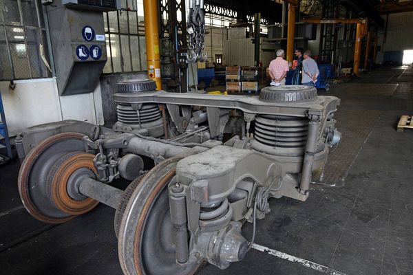 La déconstruction des voitures Corail de la SNCF au Mans, des salariés chargés du nettoyage de l'atelier ont pu y être contaminés par l'amiante, les Prud'hommes leur reconnaissent un préjudice
d'anxiété